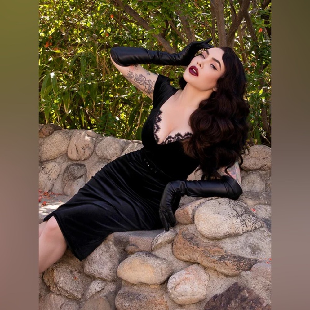 La Femme En Noir "Baudelaire" Wiggle Dress in Noir, 2X